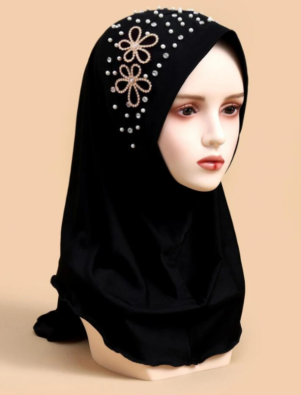 Hijab dengan hiasan mutiara